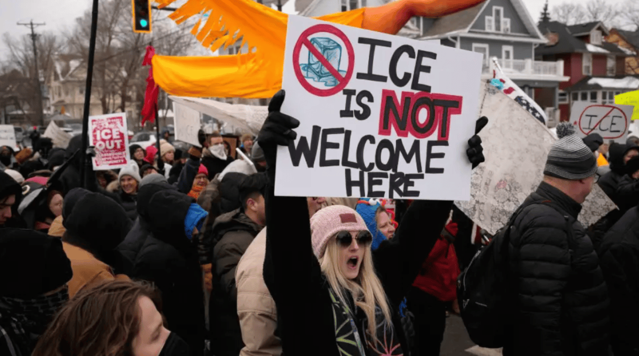 外媒：“讓ICE滾出我們的街道”，美國明尼阿波利斯市數萬人上街抗議移民執法行動