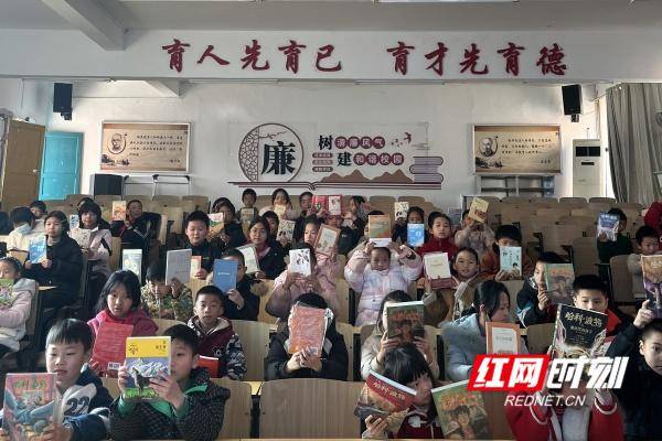 東安縣新華書店赴鹿馬橋中心小學開展“點亮閱讀微心願”公益贈書活動