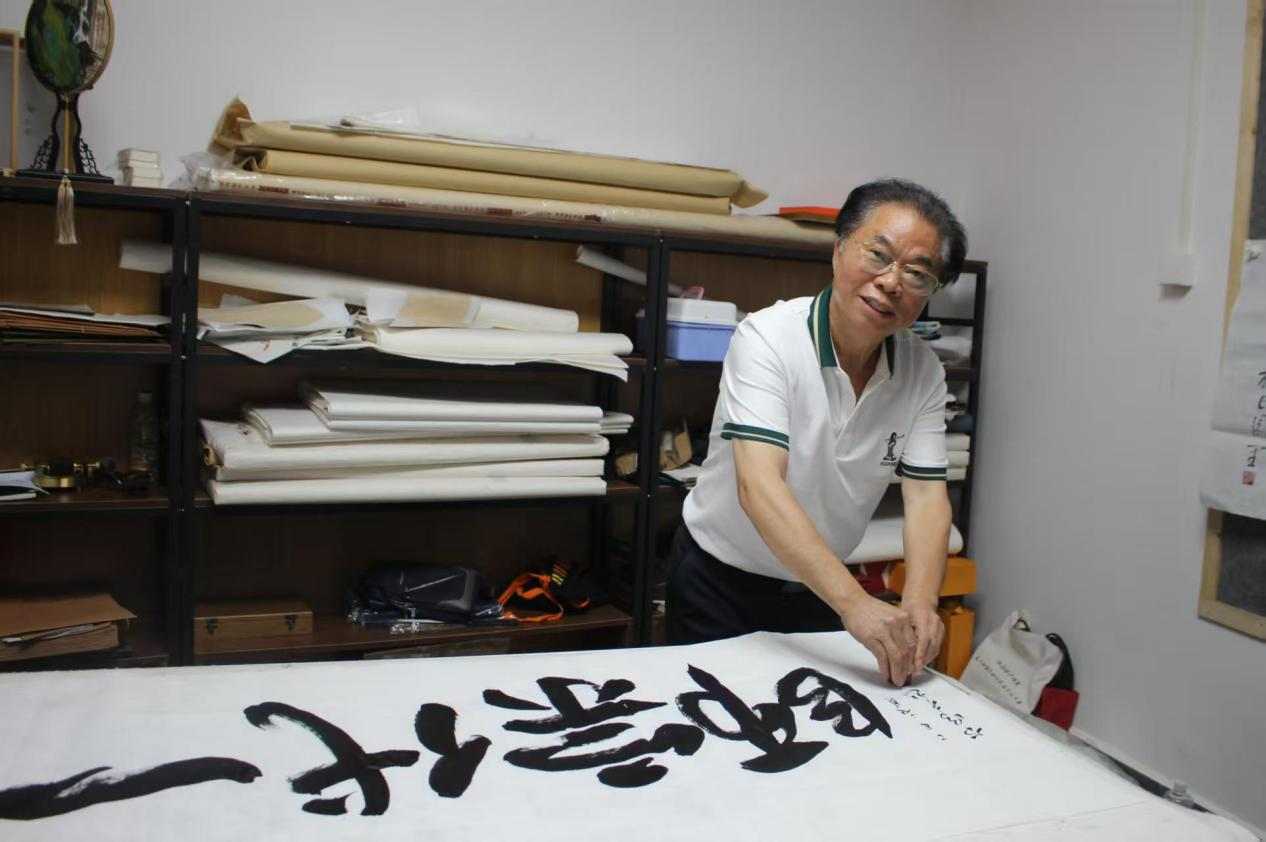 紮根人民 書法“五進”——曾昭才先生的藝術堅守與人民情懷