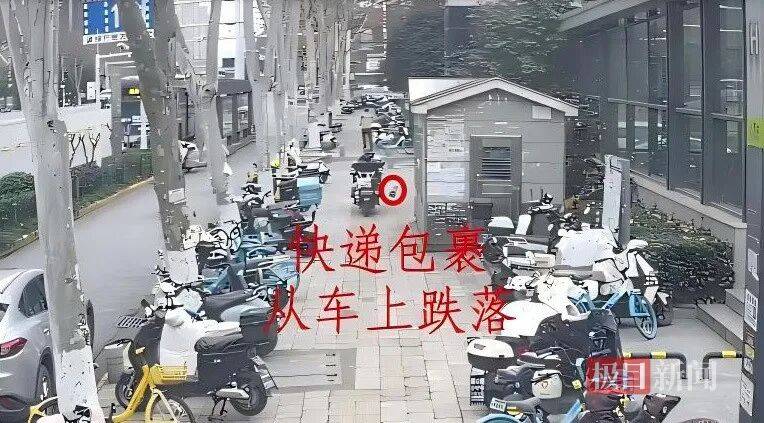 快遞小哥遺失裝NBA球星親筆簽名卡的包裹，要賠償3.2萬元，00後民警追蹤半月，找到了！