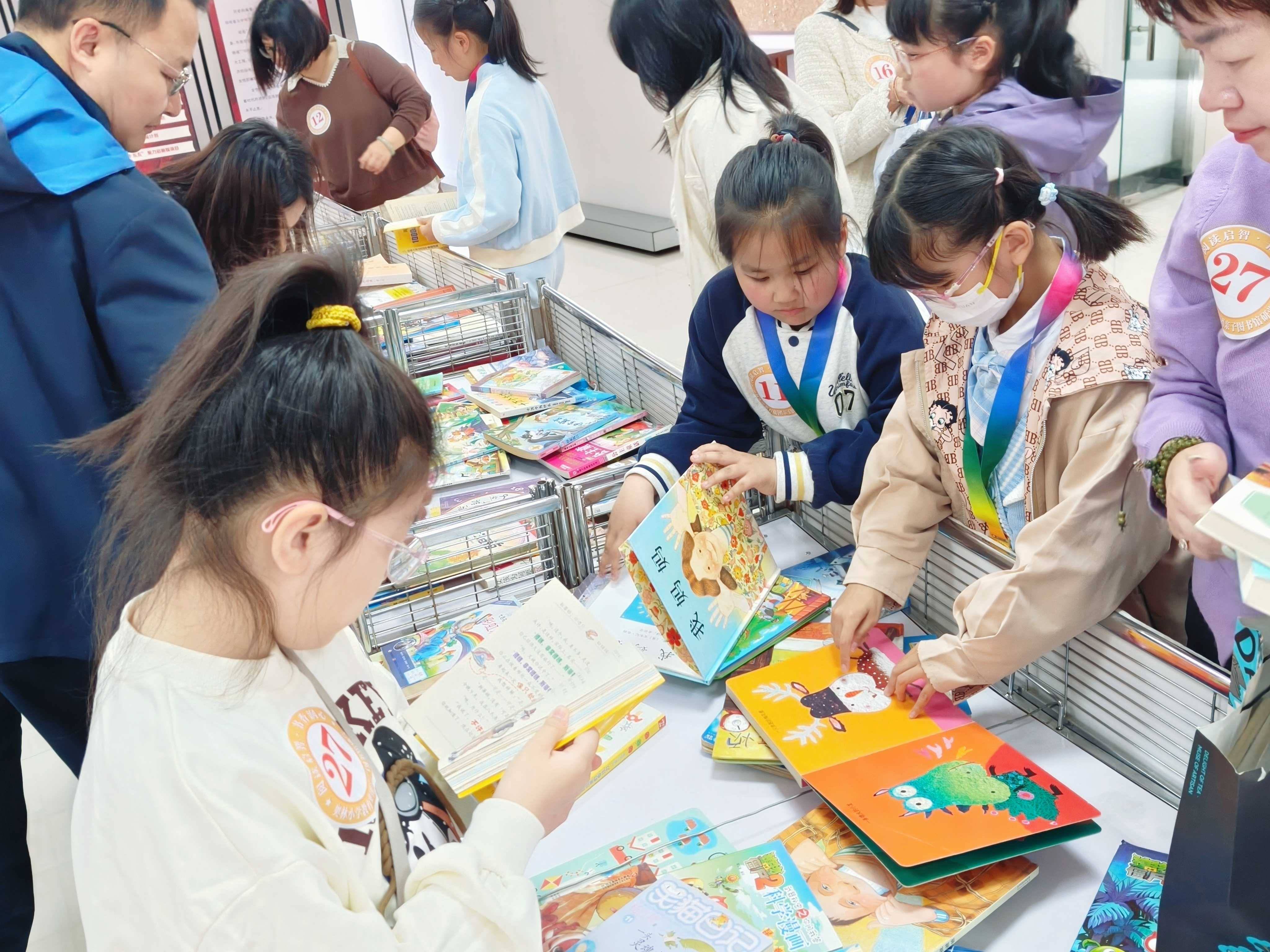奧林小學41組家庭走進圖書館，這場“行走的課堂”太有料了